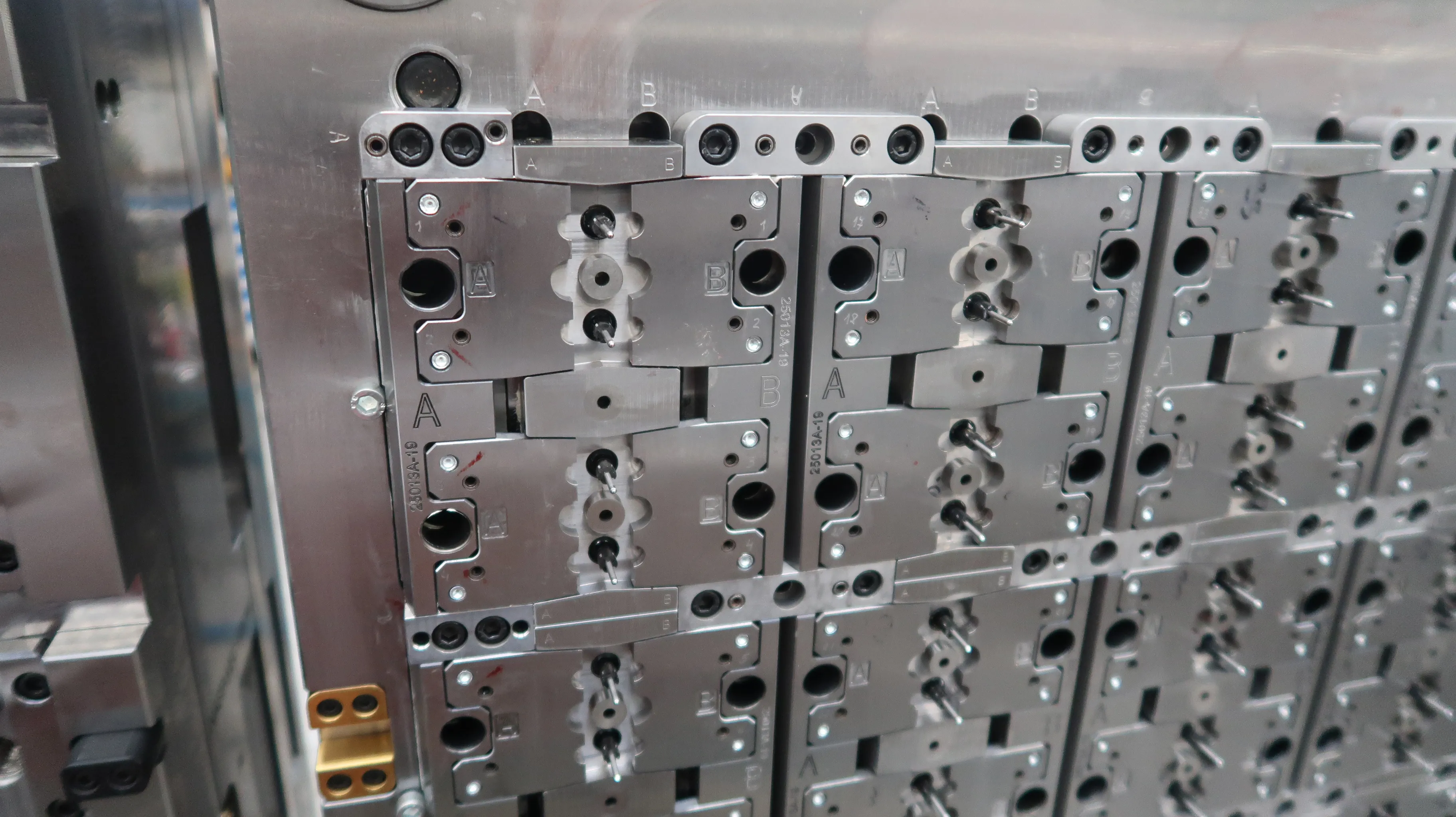 64-násobná forma — detail šíbru